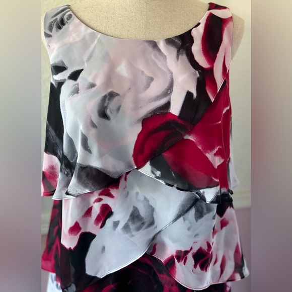 Floral dress 🌺🌺 - Picture 3 of 8